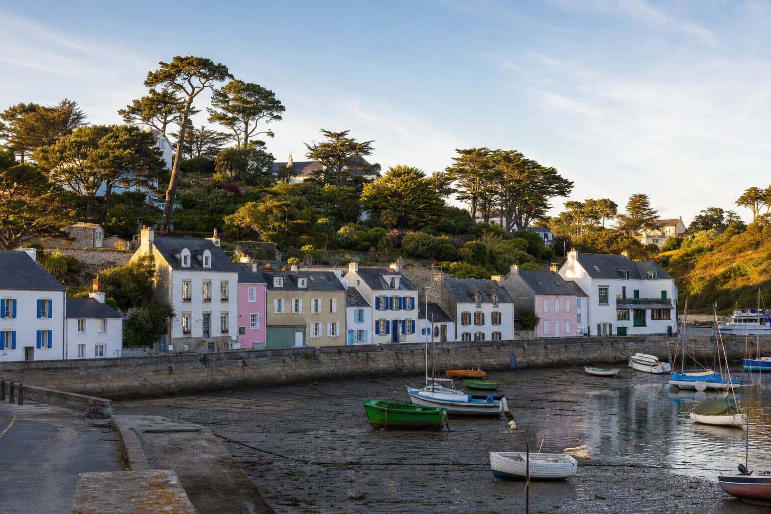 Belle-Île-en-Mer, le port de Sauzon, grands pins et tamaris dans les jardins en pente au-dessus du port