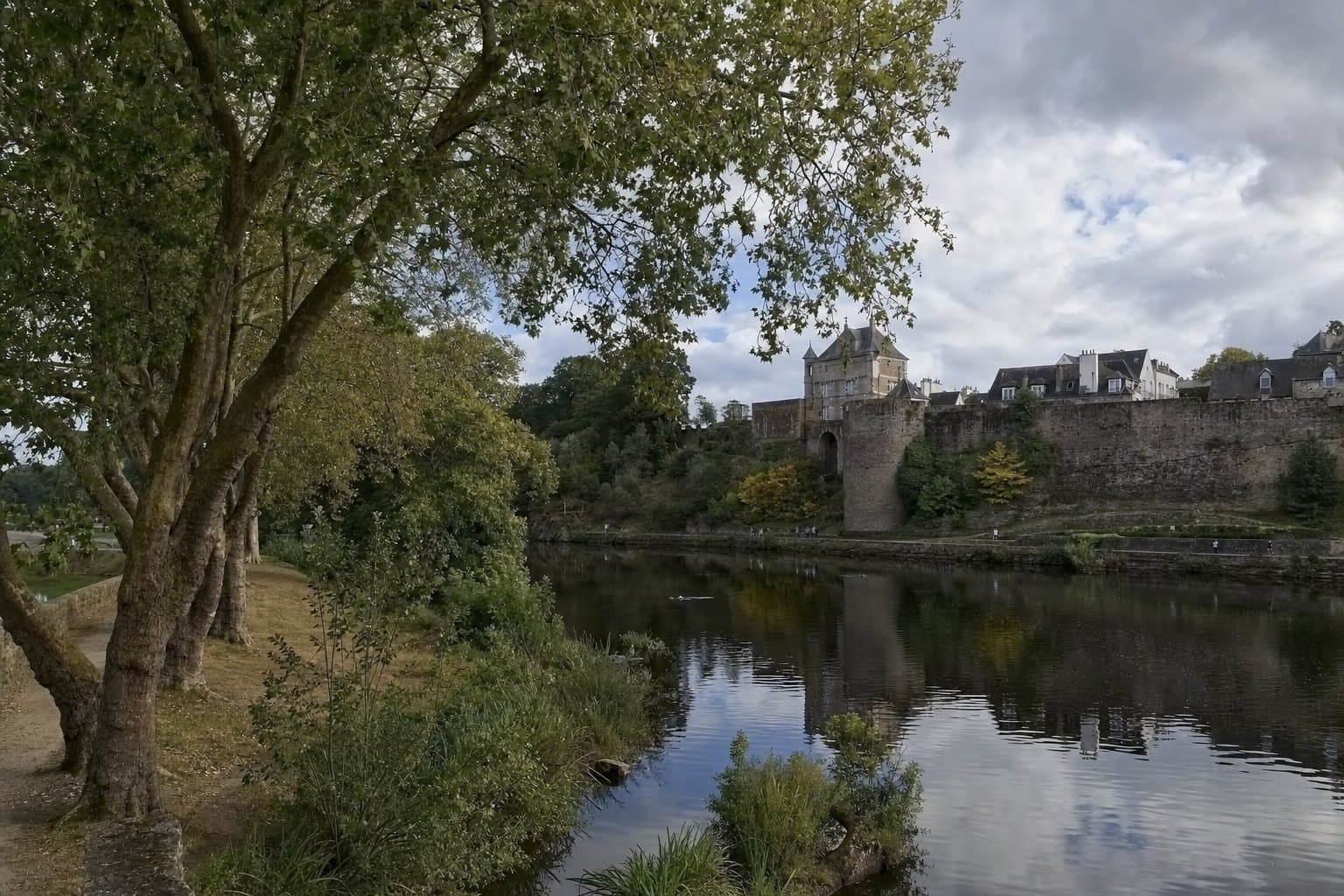 Les remparts d'Hennebont et le Blavet bordés de grands arbres, lumière douce
